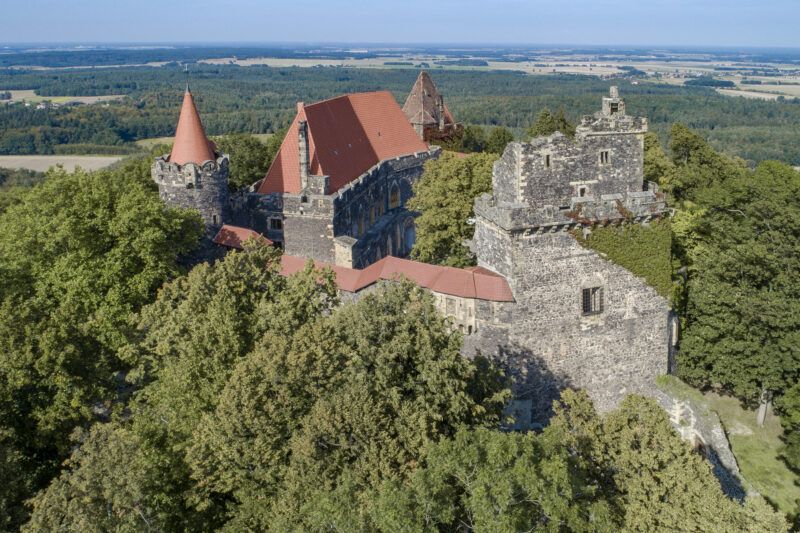 Widok z lotu ptaka na średniowieczny zamek