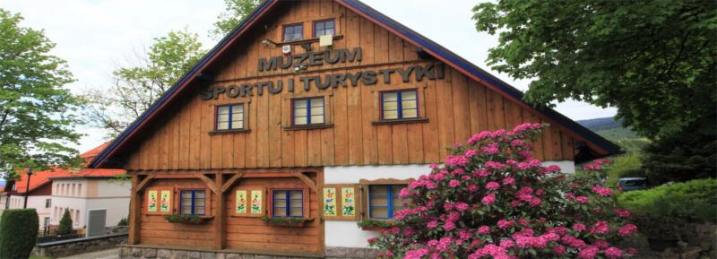 Stary drewniany budynek piętrowy ze spadzistym dachem-