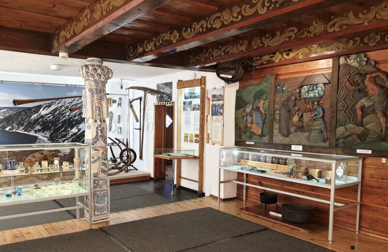 Wnętrze muzeum w kształcie wnętrza domu góralskiego