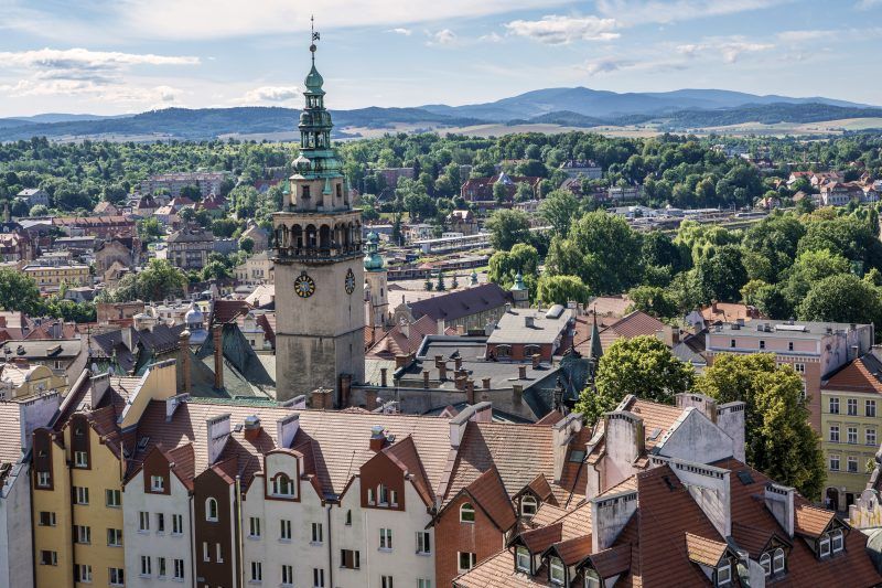 Widok z lotu ptaka na miasto Kłodzko oraz przyroda w tle.