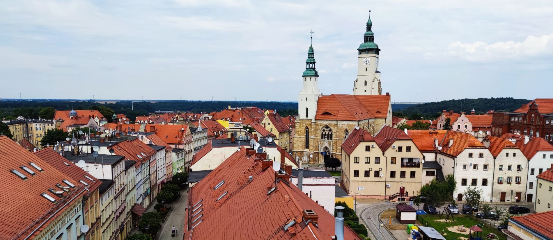 Widok z góry na kościół i budynki.