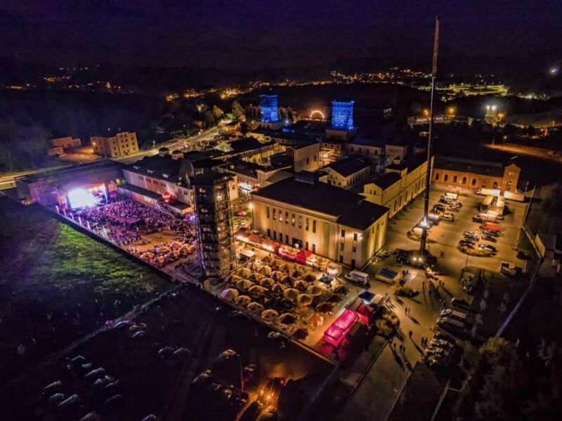 Odrestaurowane budynki wchodzące w skład Starej Kopalni w Wałbrzychu z lotu ptaka nocą
