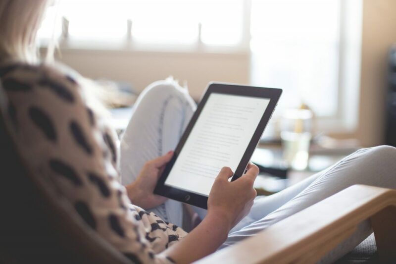 Zdjęcie kobiety trzymającej tablet
