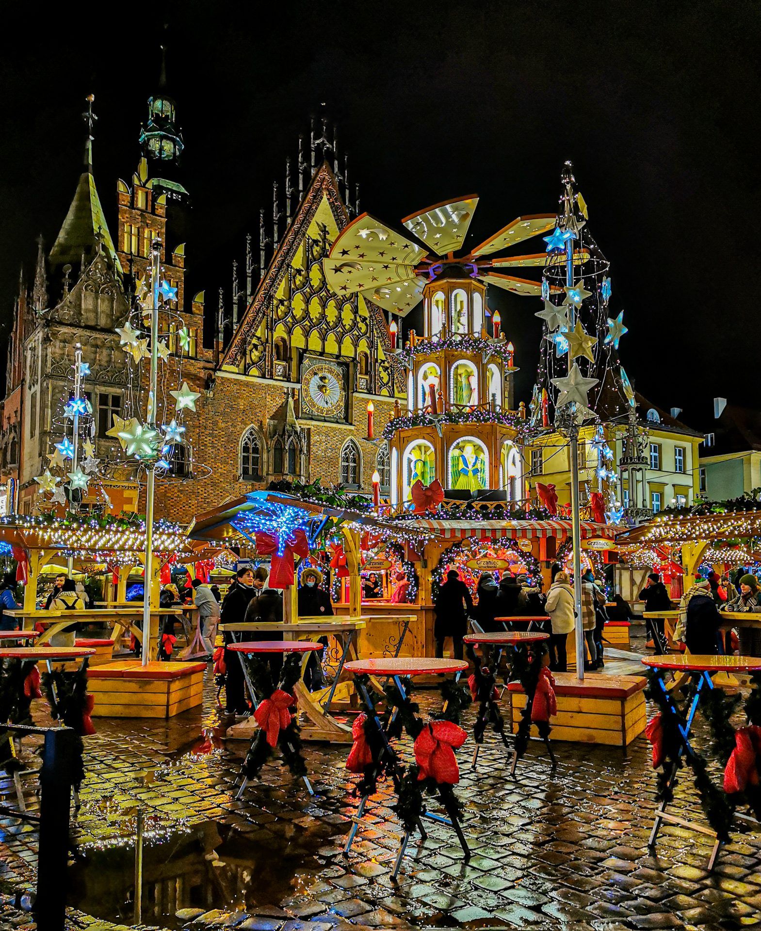 Rynek ozdobiony ozdobami bożonarodzeniowymi.