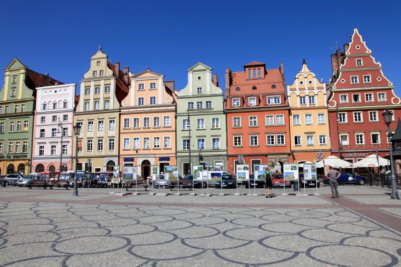 Kolorowe kamienice na wrocławskim rynku.