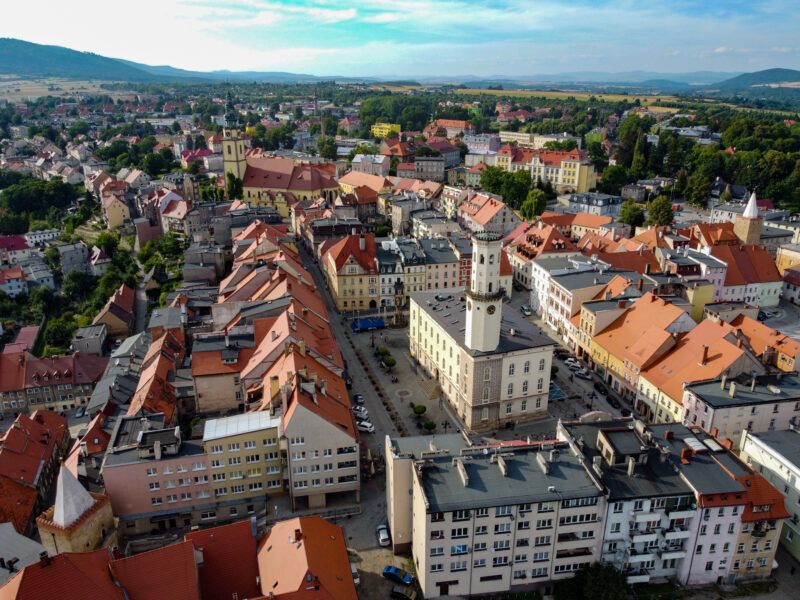 Widok na rynek Bystrzycy Kłodzkiej z lotu ptaka