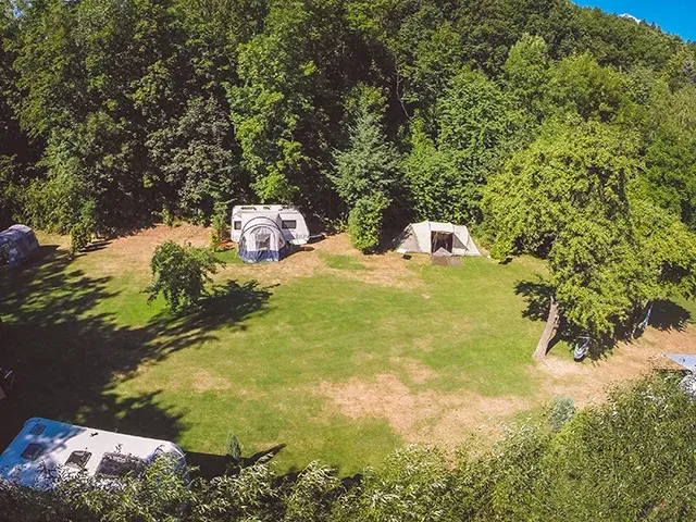 Widok z lotu ptaka na namioty na campingu.