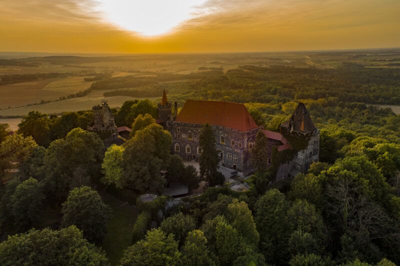 Widok z lotu ptaka na średniowieczny zamek na bazaltowym szczycie