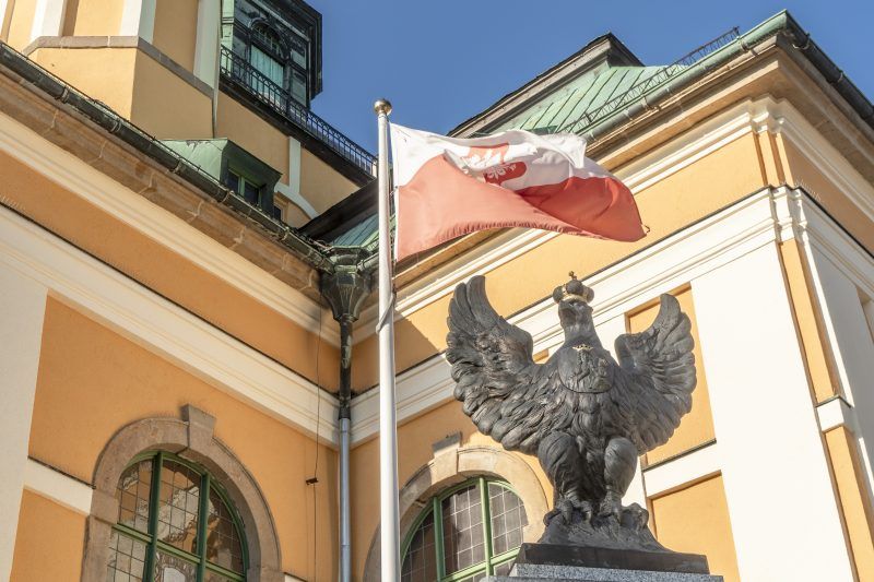 Metalowy Polski Orzeł z flagą polski