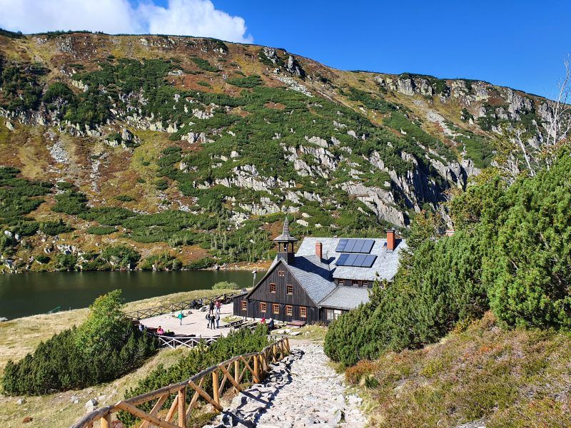 Zdjęcie przedstawia schronisko położone przy Małym Stawie w Karkonoszach