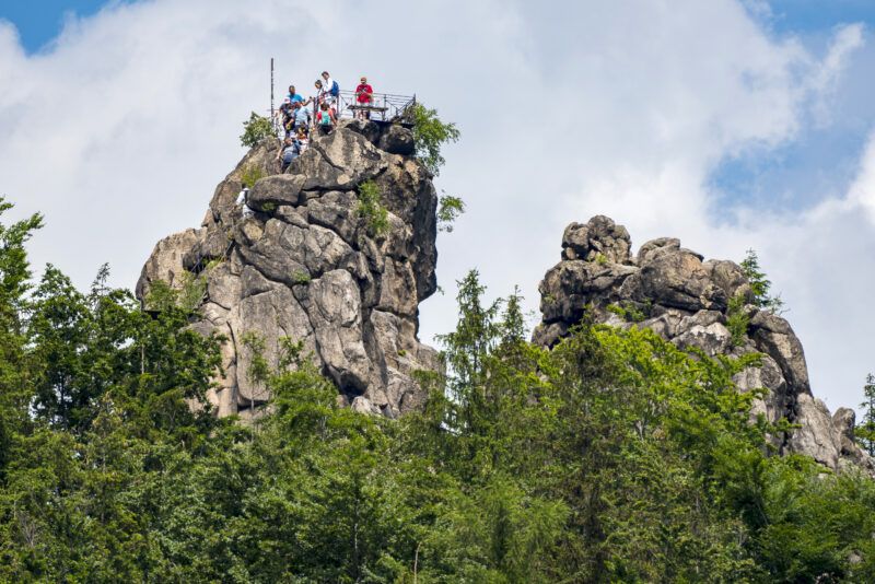 Zdjęcie skalistego szczytu z turystami