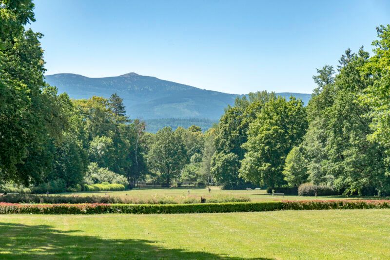 Widok na Karkonosze z Parku Zdrojowego w Cieplicach w Jeleniej Górze
