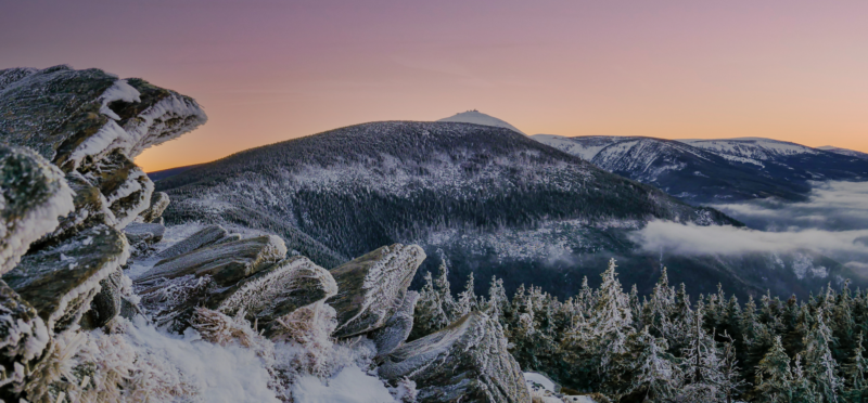 Panorama zaśnieżonych gór