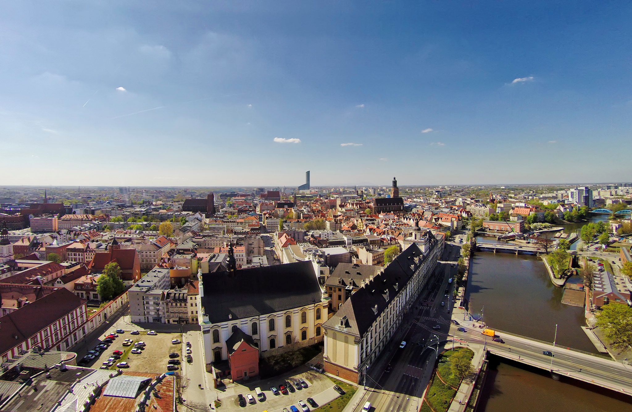 Panoramicznywidok z lotu ptaka na centrum dużego miasta przy słonecznej pogodzie