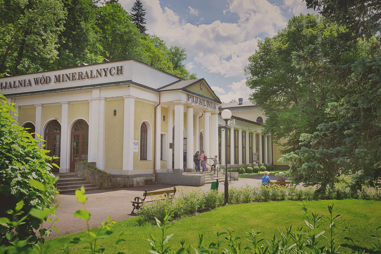 Widok na budynek zdrojowy uzdrowiska w Dusznikach-Zdroju
