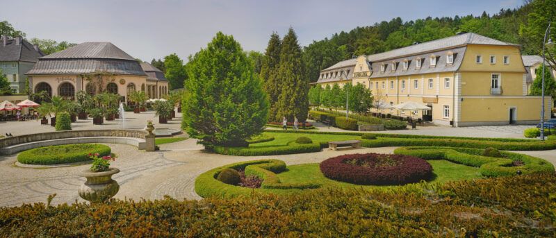 Panoramiczne ujęcie parku i budynków uzdrowiska