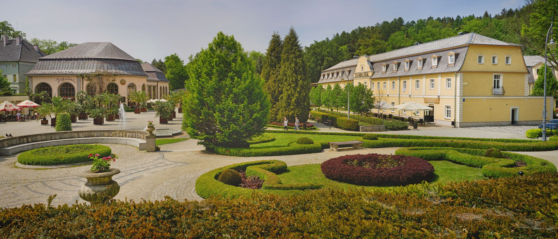 Panoramiczne ujęcie parku i budynków uzdrowiska