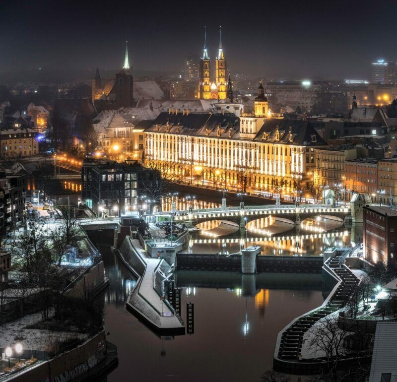 Nocny widok na oświetlone, zabytkowe budynki w centrum dużego miasta