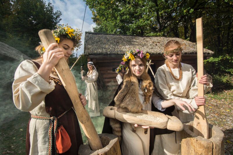 Zdjęcie grupy kobiet w średniowiecznych strojach podczas gotowania