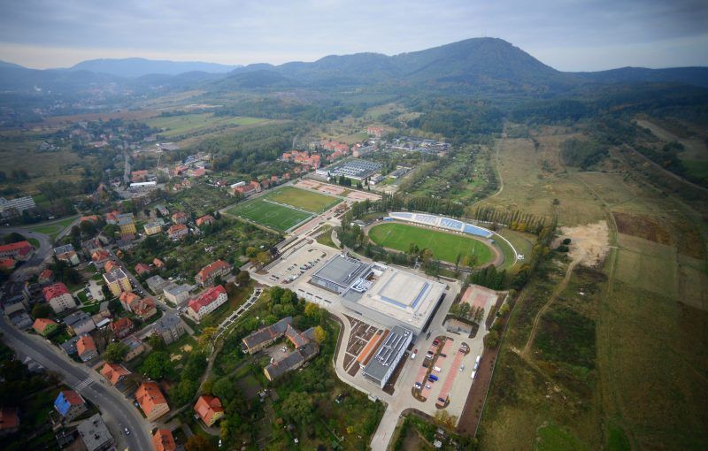 Widok z lotu ptaka na centrum sportowo-rekreacyjne.
