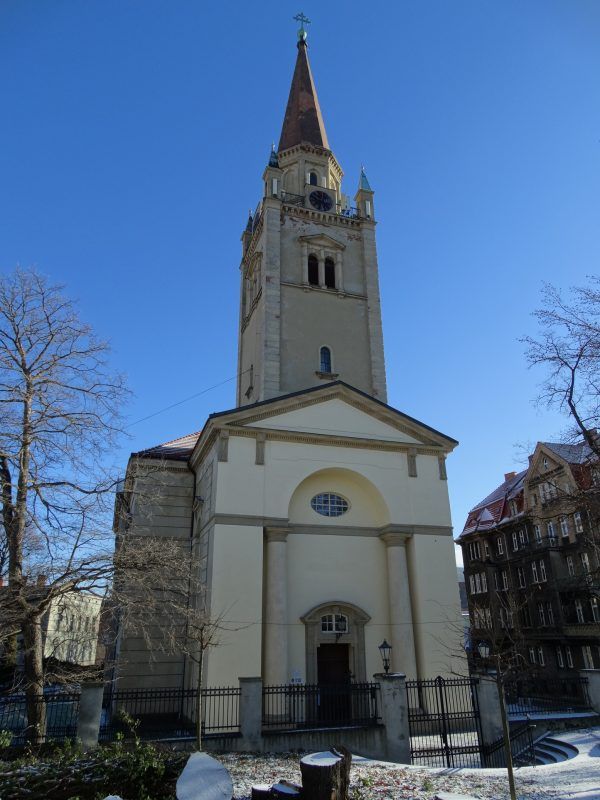 Kościół jest budowlą założoną na rzucie prostokąta, z dominantą wieży w części centralnej. Korpus nakryty został dachem czterospadowym.