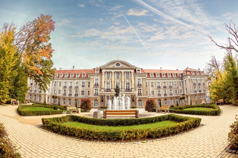 Widok na budynek uzdrowisk w Szczawnie