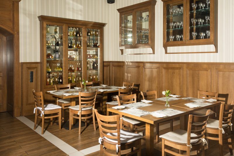 Wnętrza restauracji utrzymane w swojskim, ale zadbanym klimacie z zastawionymi stołami gotowymi do przyjęcia gości 