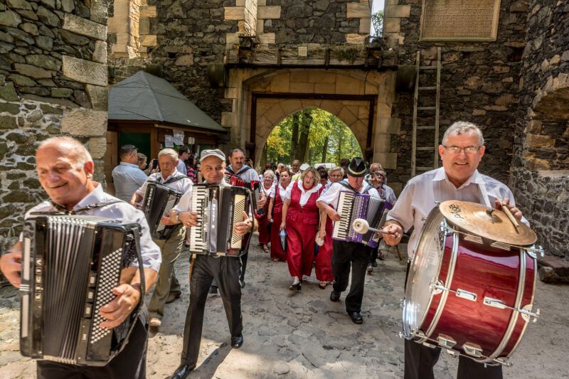 Orkiestra idąca przez dziedziniec zamku.