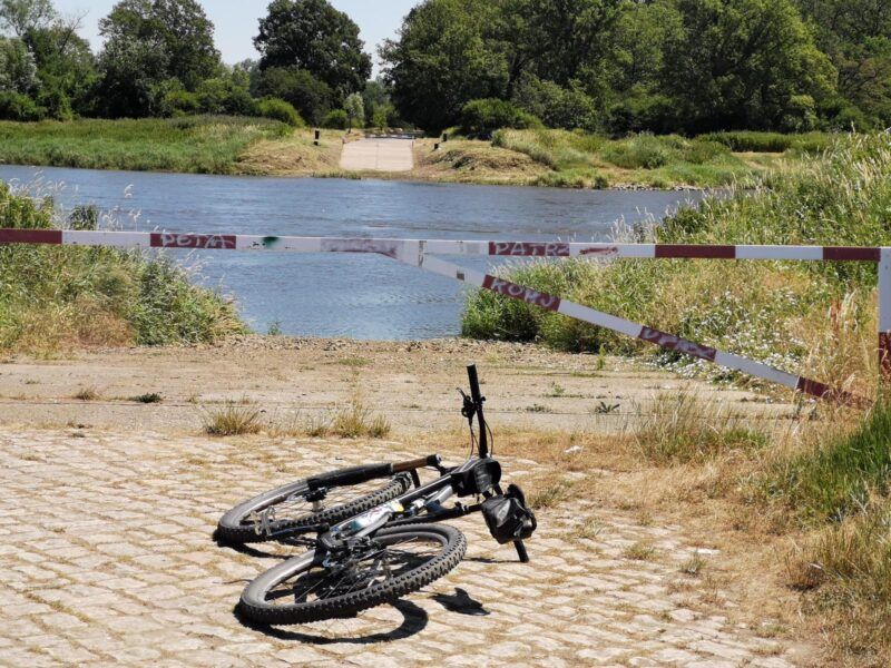 Rower leżący na nabrzeżu rzeki