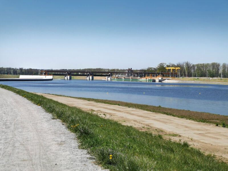 Odra na wysokości stopnia wodnego Malczyce z widoczną zaporą