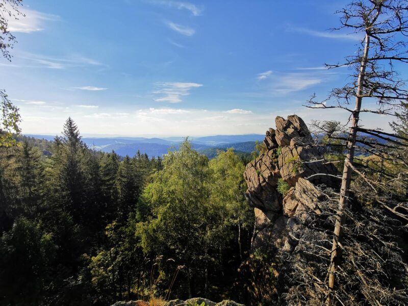 Widok na panoramę gór i dolin ze skałami na pierwszym planie