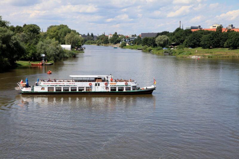 Statek na rzece, rzeka wśród drzew.