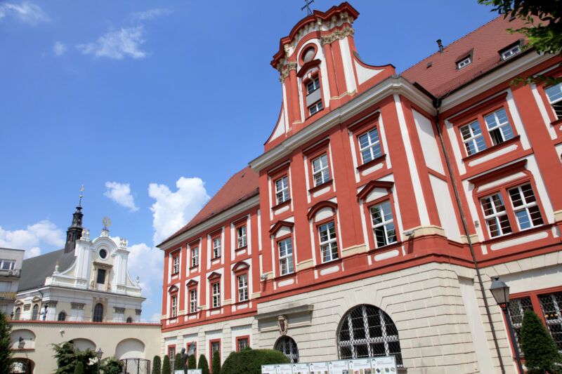 Widok na barokowy, czerwony budynek Ossolineum we Wrocławiu