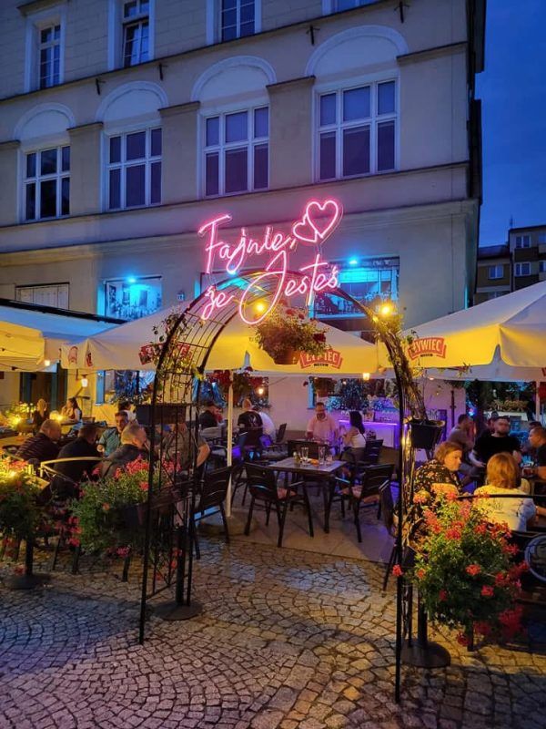 Zdjęcie wejścia do lokalu rozrywkowego w legnicy. Zdjęcie wykonane wieczorem