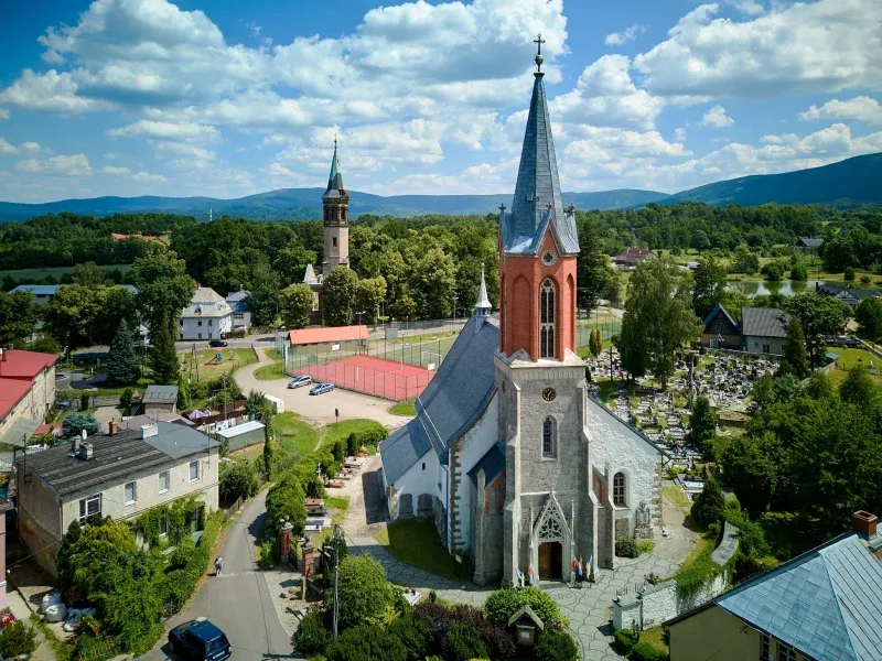 Kościoł ze strzelistą wieżą
