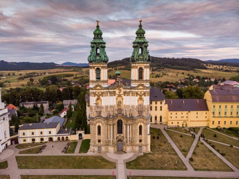 Widok z lotu ptaka na fasadę barokowego kościoła