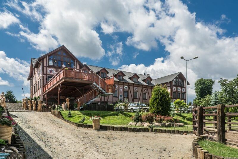 Zdjęcie budynku hotelu zbudowanego z elementami muru pruskiego
