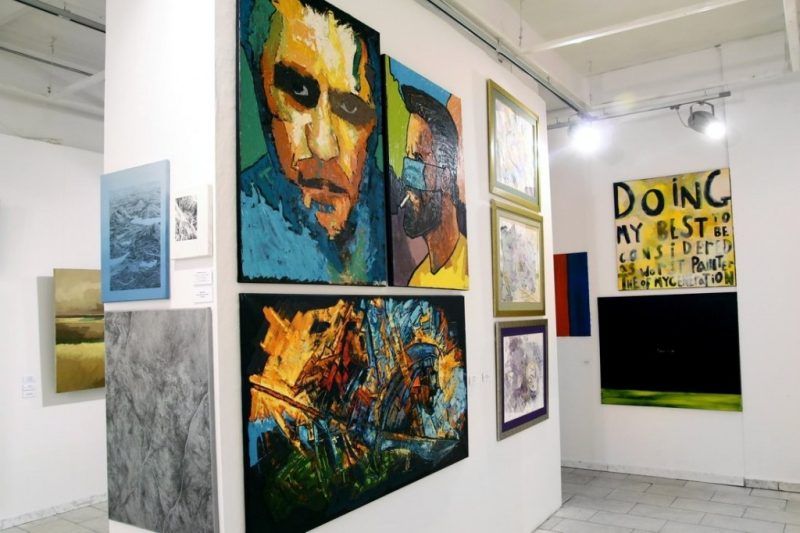 Wnętrze galerii sztuki z kolorowymi obrazami