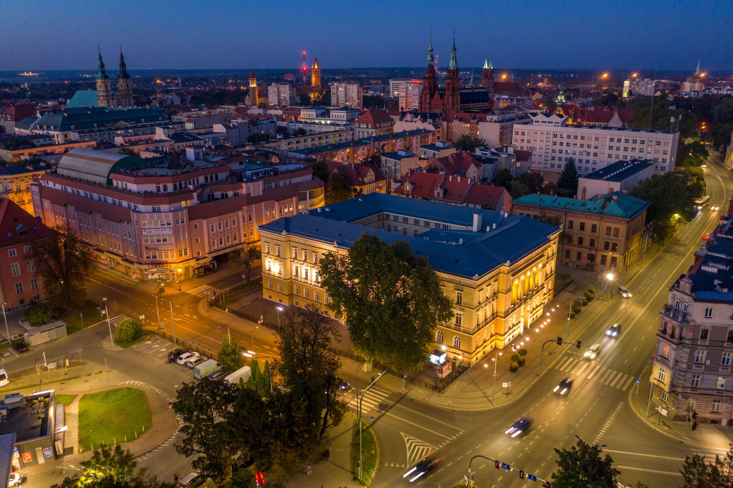 Widok z lotu ptaka na oświetlone budynki miasta Legnica