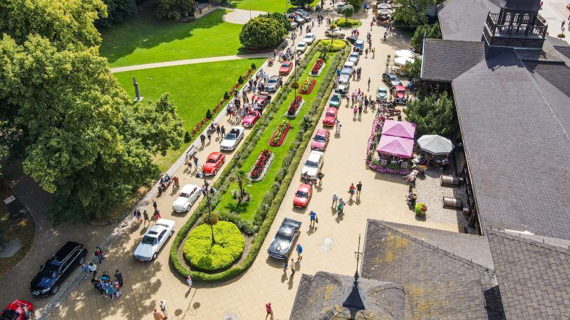 Widok z lotu ptaka na park i zlot samochodów aut