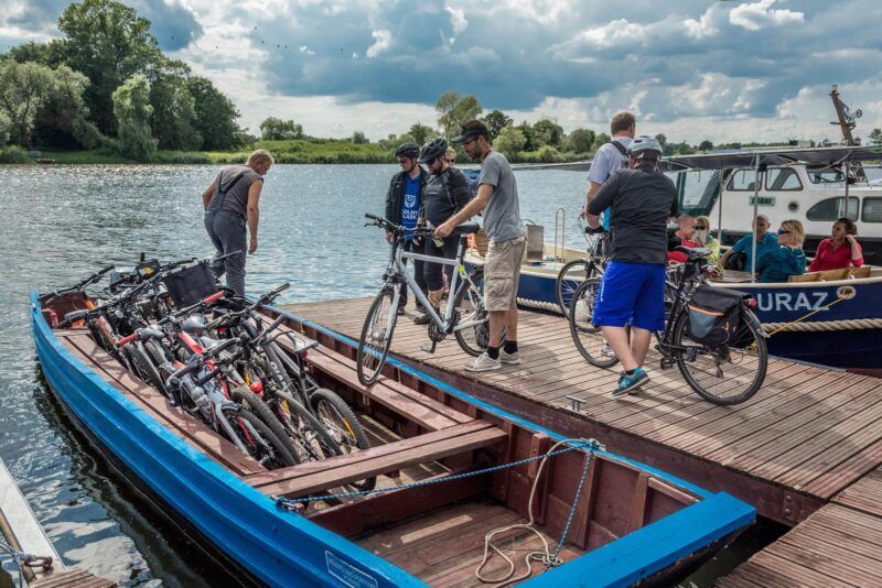 Grupa rowerzystów wchodzi na pokład promu