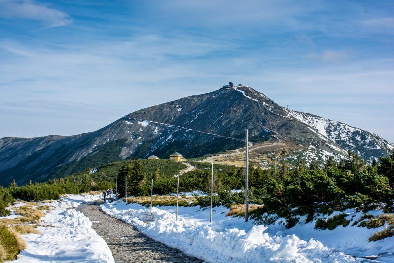 Zdjęcie przedstawia szlak na górę Śnieżkę widoczną w tle