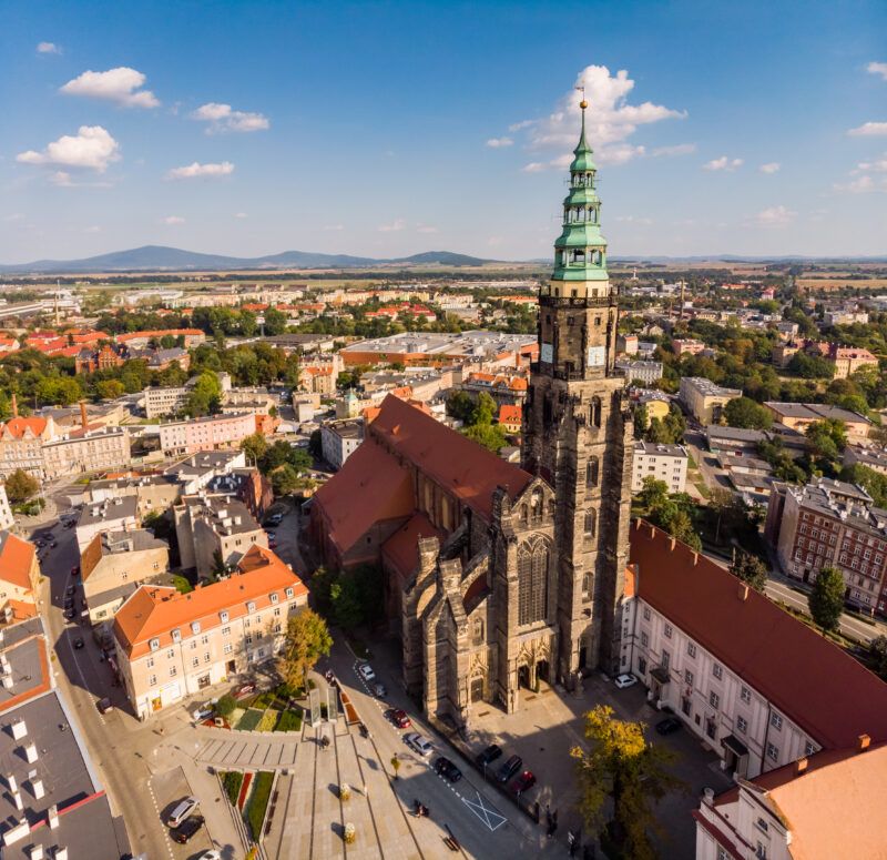 Widok z lotu ptaka na centrum Świdnicy z gotycką katedrą widoczną w centrum kadru