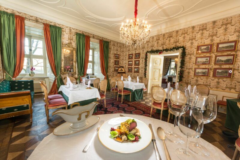 Piękne wnętrze restauracji z daniem na talerzu