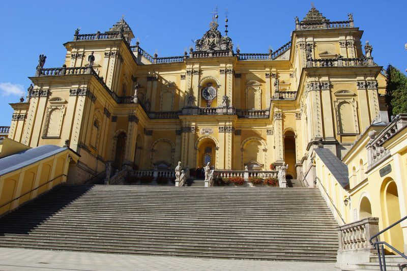 Wysokie schody do majestatycznego kościoła w kolorze żółtym