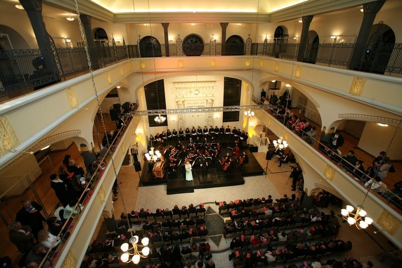 Wnętrze Synagogi z dwupiętrowaymi skrzydłami w czasie koncertu