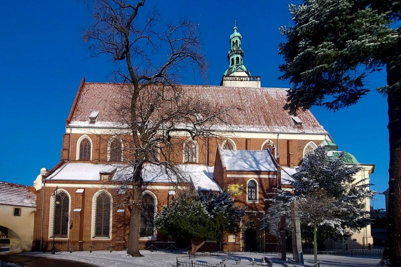 WIdok na boczną elewację dużej gotyckiej świątyni z widocznym śniegiem