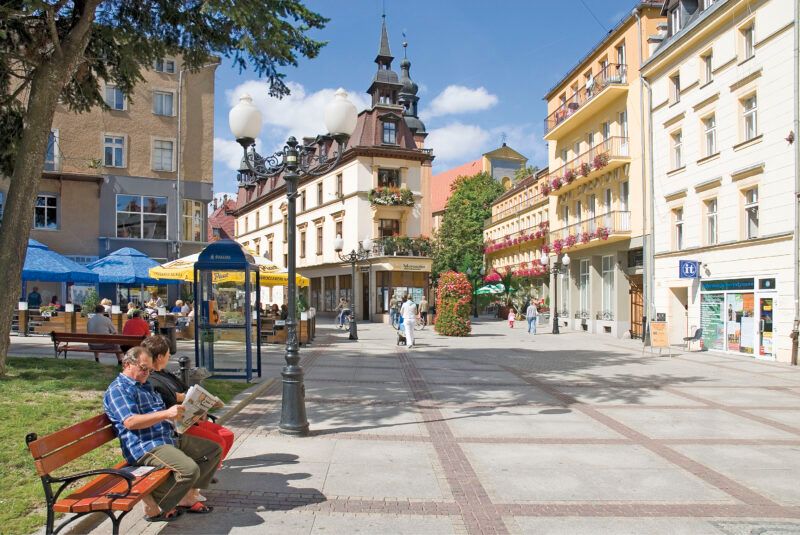 Letni widok na trakt spacerowy w uzdrowisku