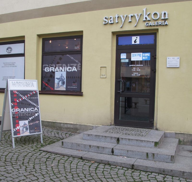 Wejście do budynku galerii wystaw