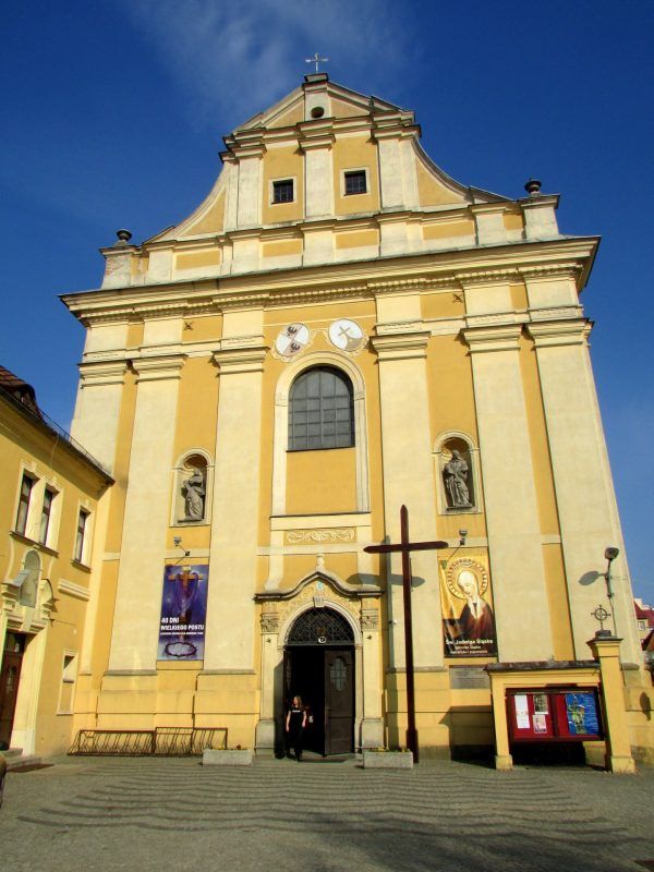 Barokowy zółty kościół